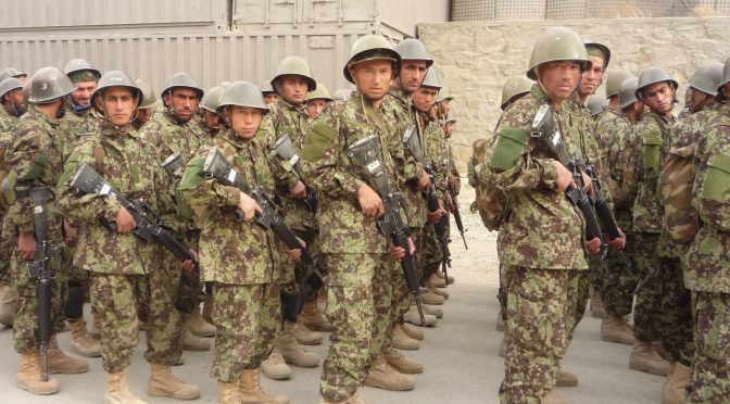 Um olho nos talibãs, outro nos infiltrados