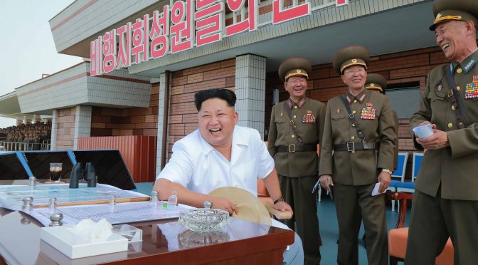 Quem são os homens que seguem Kim Jong-un para todo o lado de bloco de notas na mão