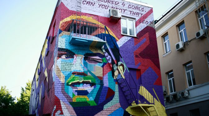 Nas favelas, nos museus, no amor e na destruição: 30 imagens que fazem de Cristiano um ícone planetário