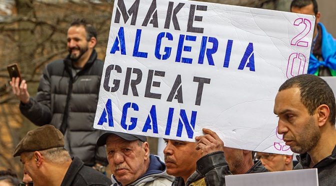 Governo argelino decreta férias “forçadas” para tentar travar estudantes