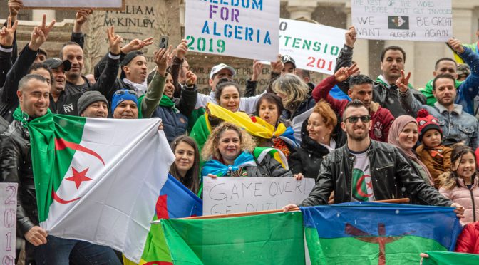 Os presidentes vão caindo. ‘Não chega’, diz o povo