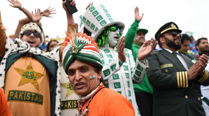 Indianos e paquistaneses juntos? É possível graças ao críquete. As melhores imagens de uma festa improvável