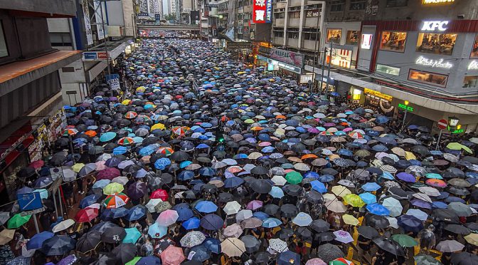 Vestidos de negro, milhares voltaram às ruas. “Só suspenderam a lei para nos acalmar”