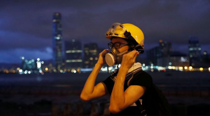 Guarda-chuvas, capacetes, post-its, abraçadeiras: 25 “armas não-letais” dos protestos