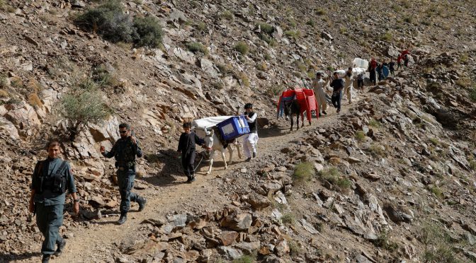 Afegãos escolhem o próximo Presidente, apoiados por tecnologia… e burros