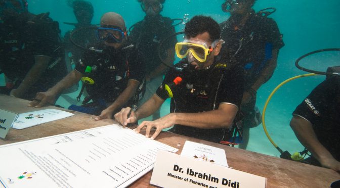 Dez anos depois de um conselho de ministros debaixo de água, as Maldivas continuam a afundar-se