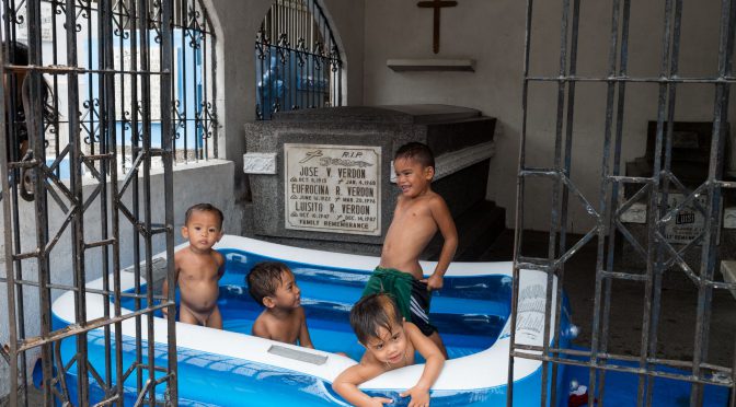 Dormir, trabalhar e brincar com os mortos por companhia