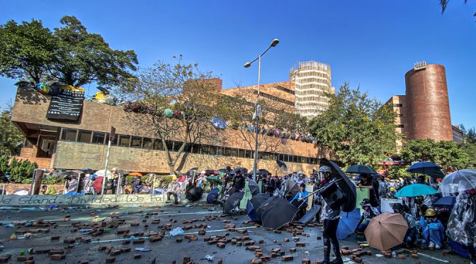 Cerco na universidade. “Os mantimentos estão a acabar. E eles estão completamente cercados”
