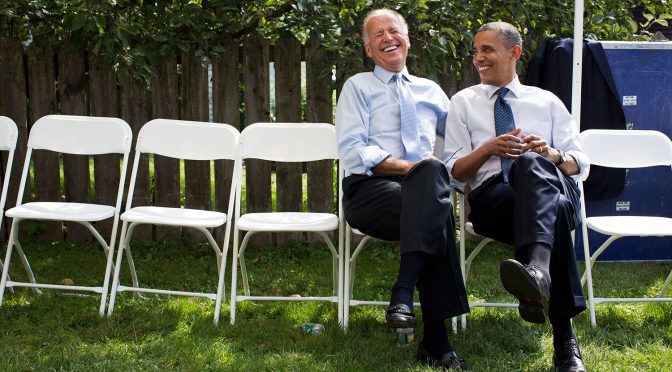 Joe Biden lidera a corrida às eleições de 2020. Mas porque é que o “irmão” Barack Obama ainda não o apoiou?
