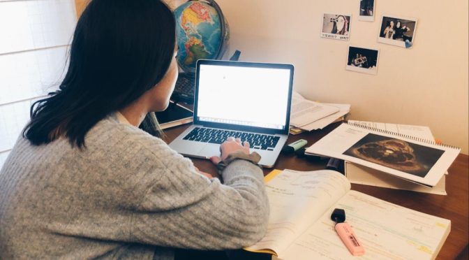 Com as universidades fechadas, há professores que se transformaram em… Youtubers