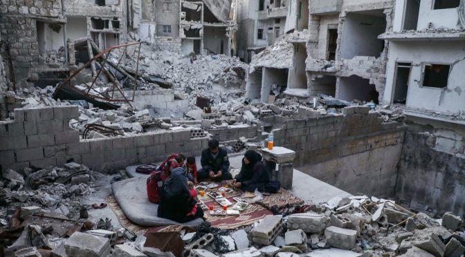 Família de Idlib quebra o jejum do Ramadão junto à sua casa destruída