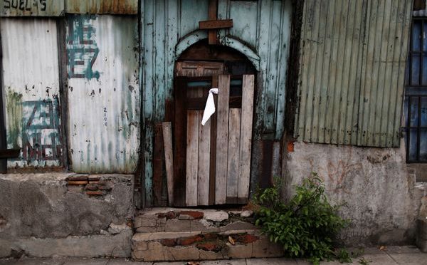 Panos brancos às janelas para sinalizar o drama da fome