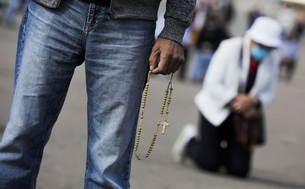 As imagens do regresso dos peregrinos à Cova da Iria, com máscara no rosto e a mesma fé de sempre