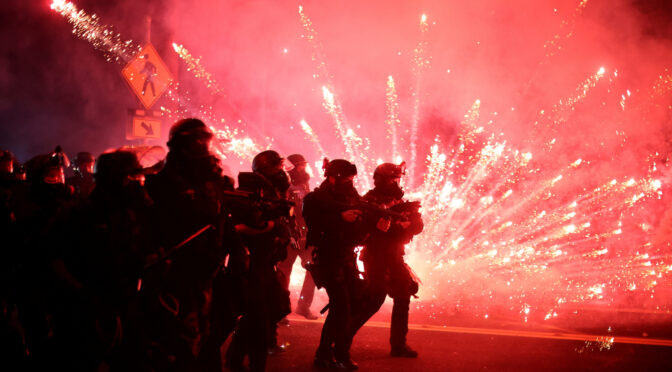 Portland continua a ferro e fogo, 100 dias após o início dos protestos