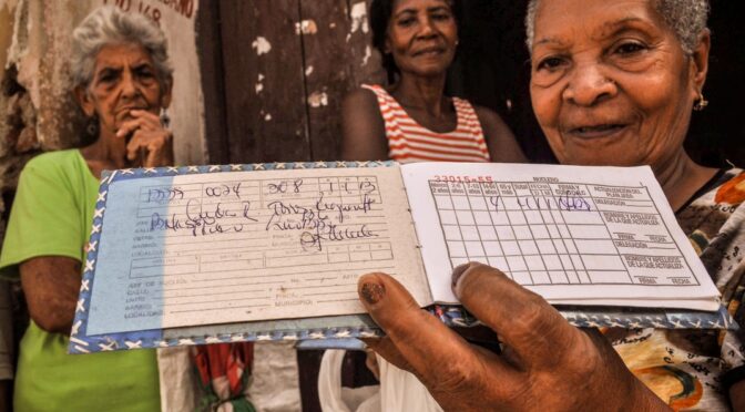 Adeus a um dos símbolos da Revolução: Cuba prepara-se para acabar com a caderneta de racionamento