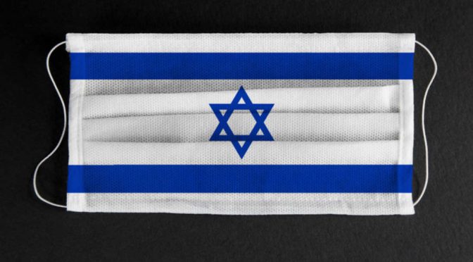 A fórmula para combater a pandemia do país com a mais alta taxa de vacinação contra a covid-19