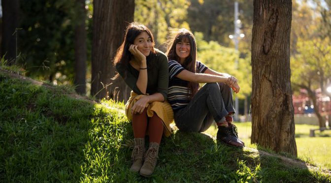 Estas ilustradoras abraçaram muitas causas, agora precisam que abracemos o seu projeto