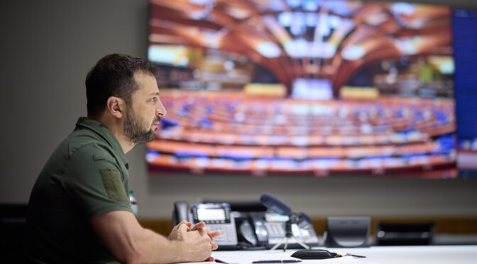 Zelensky, um profissional da comunicação que se inspira em Churchill… e Trump