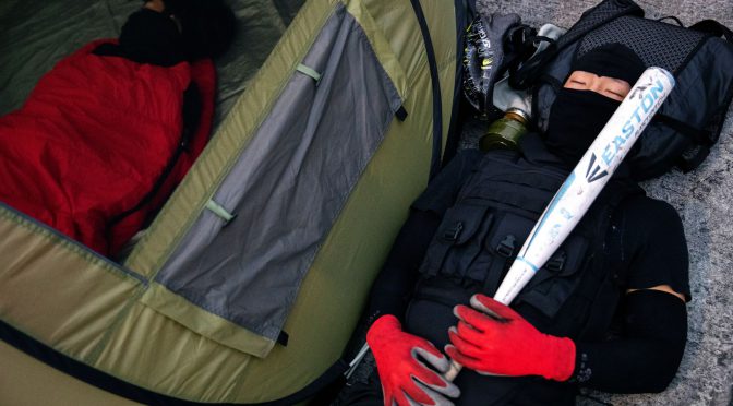 25 novas “armas” (algumas letais) que entraram no arsenal dos manifestantes de Hong Kong