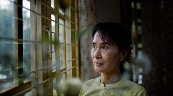 Aos 77 anos, Aung San Suu Kyi tem pela frente (pelo menos) 33 de prisão. Que hipótese há de sair em liberdade?