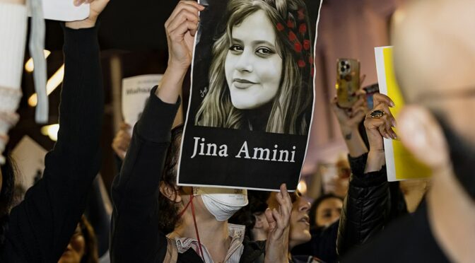 Iranianas preparam nova revolta contra o regime dos ‘ayatollahs’: “Vejo as mulheres mais motivadas do que assustadas”