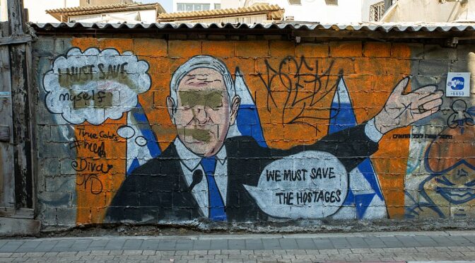 Benjamin Netanyahu vai depor em tribunal: de que é acusado? Em que penas incorre? Em que circunstância terá de deixar o poder em Israel?