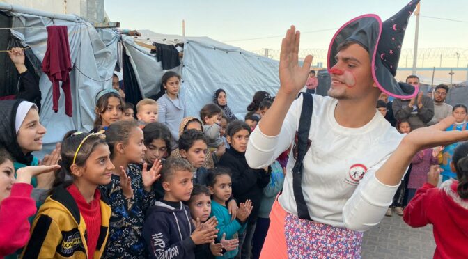 “A esperança e a alegria questionam o modelo de opressão de Israel.” Em Gaza, há palhaços a tentar animar quem tudo perdeu